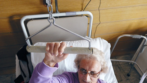 躺在医院病房床上的悲伤老年妇女20秒视频