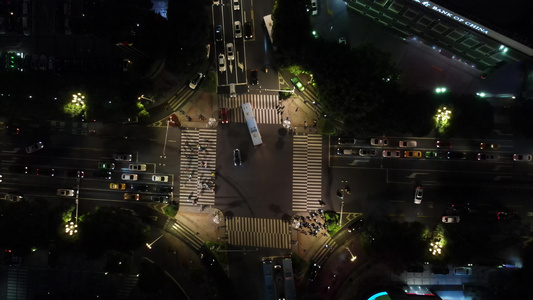 俯拍城市夜晚十字交叉路交通实况视频