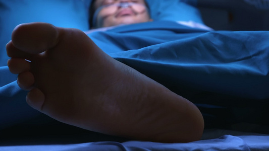 病人躺在医院病床上视频