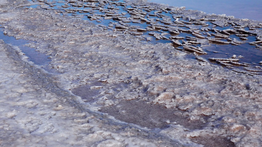 黑海面盐以圆煎饼的形式在底部和河口的岸边食盐表盐晶体视频