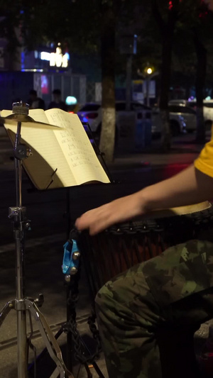 夜晚路边开直播打击乐直播小哥哥 城市景色77秒视频