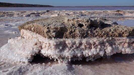 Kuyalnik河口黑海盐晶体覆盖盐湖岸边的石头视频