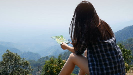 技术在手机概念上的应用亚洲旅游女性使用智能手机上的视频