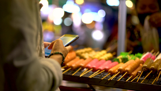 妇女使用智能手机支付在Asia的街头食品费用视频