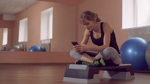 女运动员在移动运动中使用体育应用12秒视频