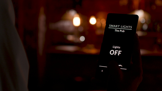 酒保使用智能家用程序打开灯光的酒吧服务员视频