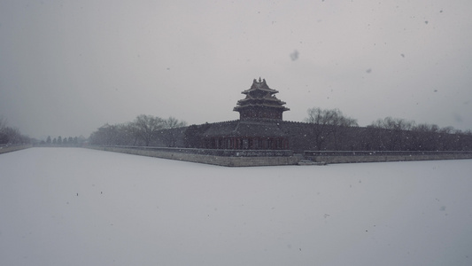 雪中北京故宫角楼升格空镜视频