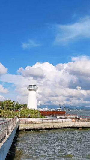 晴朗的天空下海岸边的灯塔竖屏竖构图视频21秒视频