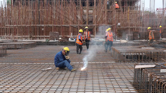 实拍建筑工地钢筋工施工视频