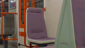 位于普莱格塞黑共和国地铁列车的空座位16秒视频