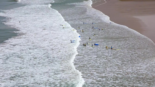 冲浪者在MawganPorth海滩外的海浪中视频