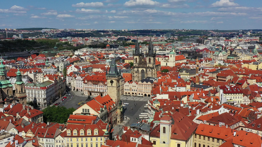 无人驾驶飞机飞越Prague捷克ia的红屋顶在Tyn视频