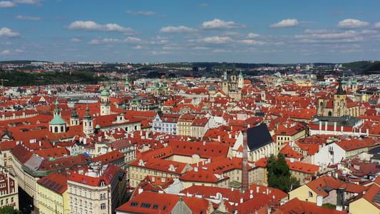 无人驾驶飞机飞越Prague捷克ia的红屋顶在Tyn视频