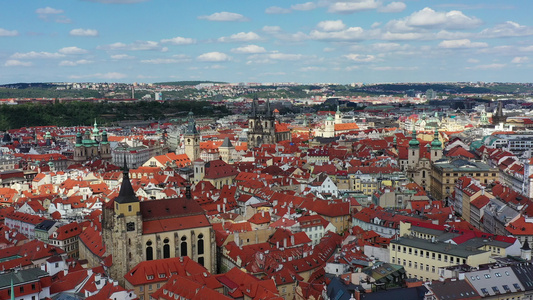 无人驾驶飞机飞越Prague捷克ia的红屋顶在Tyn视频