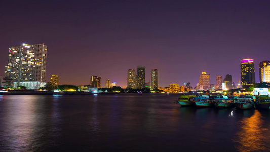 曼谷夜间在湄南河的延时录像长时间曝光视频