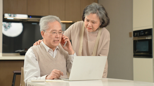 老年夫妻着急打电话视频