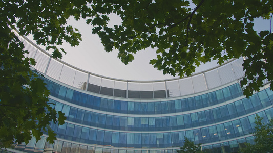 现代玻璃商业办公室圆环大楼的全景阳光明日的现代建筑视频