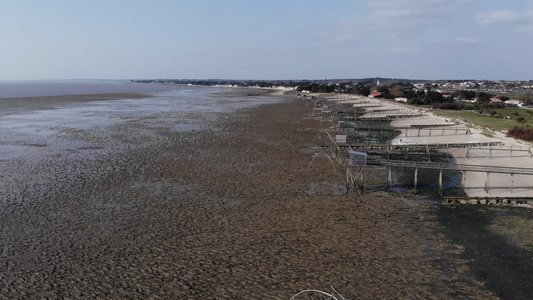 法国西海岸的鸟瞰图与法国西海岸的钓鱼小屋传统的高跷视频