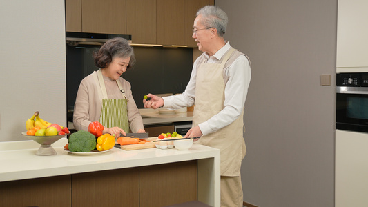 老年夫妻洗水果做饭视频