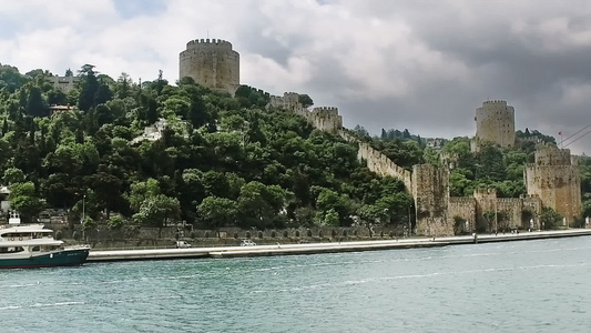 伊斯坦布尔城北岸火鸡河边的柏斯波鲁斯堡城堡视频