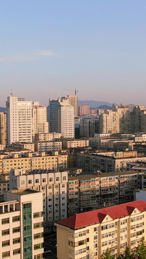 航拍中国边境旅游城市丹东鸭绿江畔城市风光丹东鸭绿江国家风景名胜区62秒视频