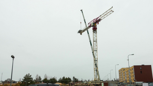 装配一个大型建筑起重机时间已过视频