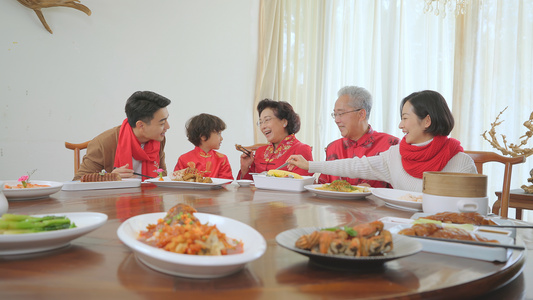 4K年夜饭餐桌上奶奶给小孙子夹菜视频