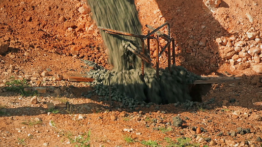 水泥混凝土搅拌机卡车在建筑工地倒入混凝土视频