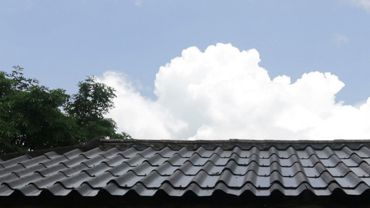 雨天下着明亮的蓝蓝天空视频