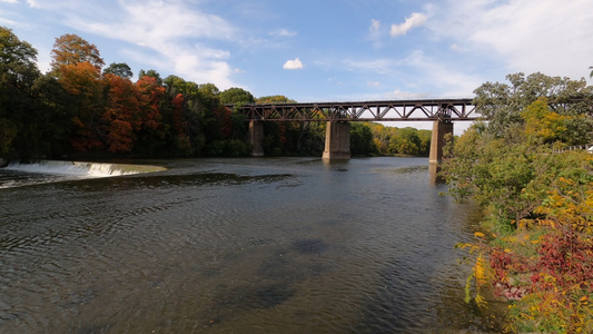 在小瀑布附近跨越河流的铁路桥视频