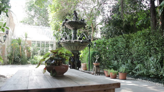 在户外花园装饰的喷泉视频
