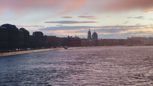 俄罗斯威尼斯日落时俄罗斯圣彼得堡路堤的雨幕涅瓦河黄昏视频