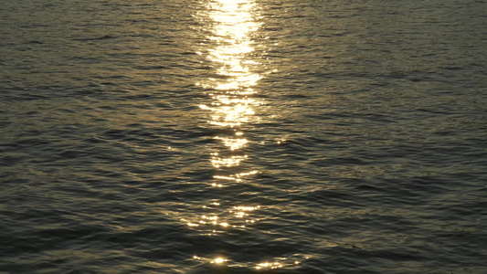 夕阳的水面视频