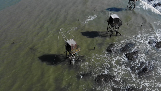 从上面的高跷渔屋无人机视图Carrelet大西洋海岸视频
