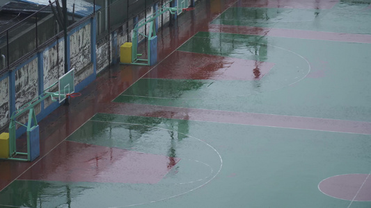 塑胶场地积水雨水雨后倒影篮球场视频