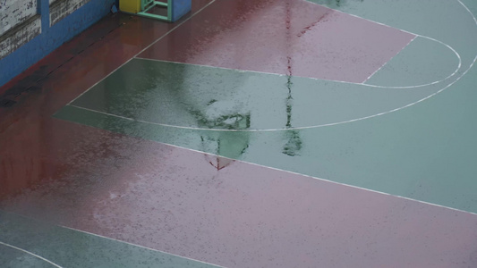 塑胶场地积水雨水雨后倒影篮球场视频