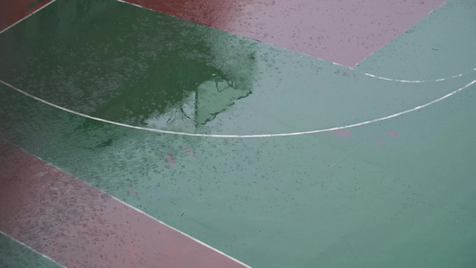 塑胶场地积水雨水雨后倒影篮球场视频