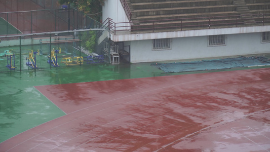 塑胶场地积水雨水雨后倒影篮球场视频