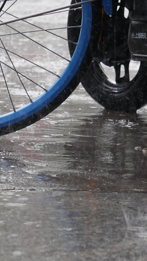 下雨天近景单车车轮交通方式22秒视频