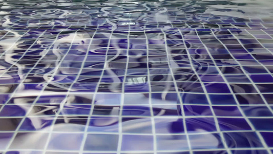 透明的蓝色地表游泳池视频