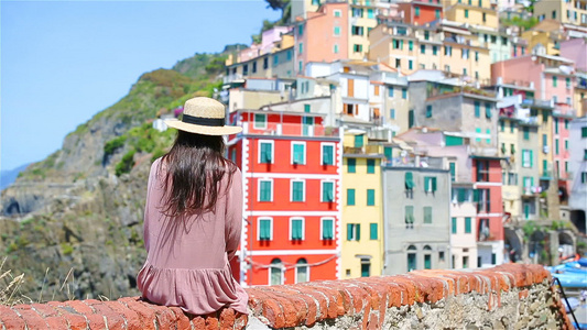 意大利利古里亚五渔村里奥马焦雷老村景色优美的年轻女子视频
