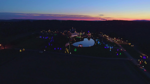 黄昏的圣诞节露天风景和池塘反射25秒视频