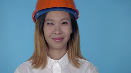 美丽的韩国快乐的女性建筑工视频