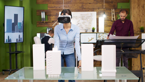 探索商业大厦的虚拟现实项目的女性建筑师18秒视频