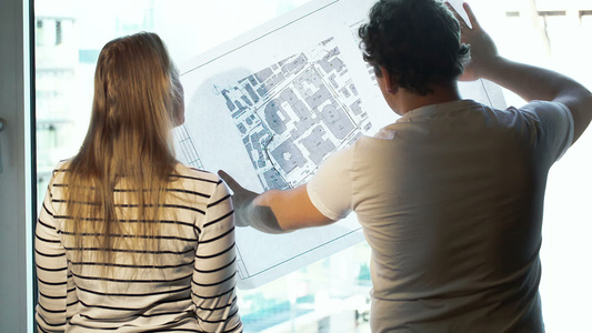 两位建筑设计师讨论一个用地图看城市的项目视频
