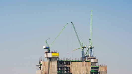 在建筑工地移动的建筑工业起重机时间折过时视频