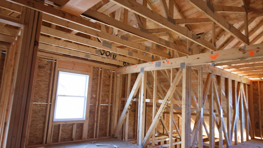 在建造木制电线柱子和梁框架建筑房中建造的横梁房屋视频