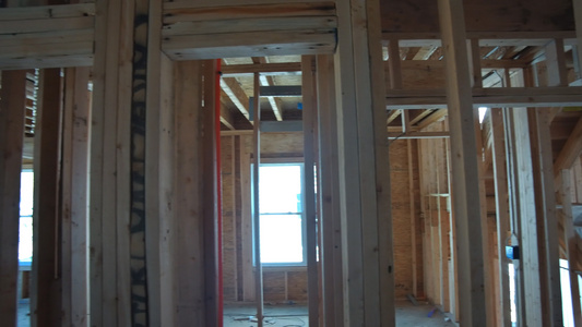 美式住宅中建筑房屋结构内部的视野束成横梁在建造住宅房视频