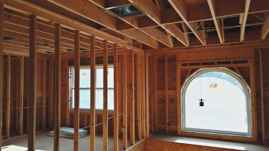 在建造内居住宅的建筑中用木木梁束和墙壁至天顶视频