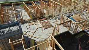 正在建造的木制框架房中的美洲住宅梁的家庭束状20秒视频